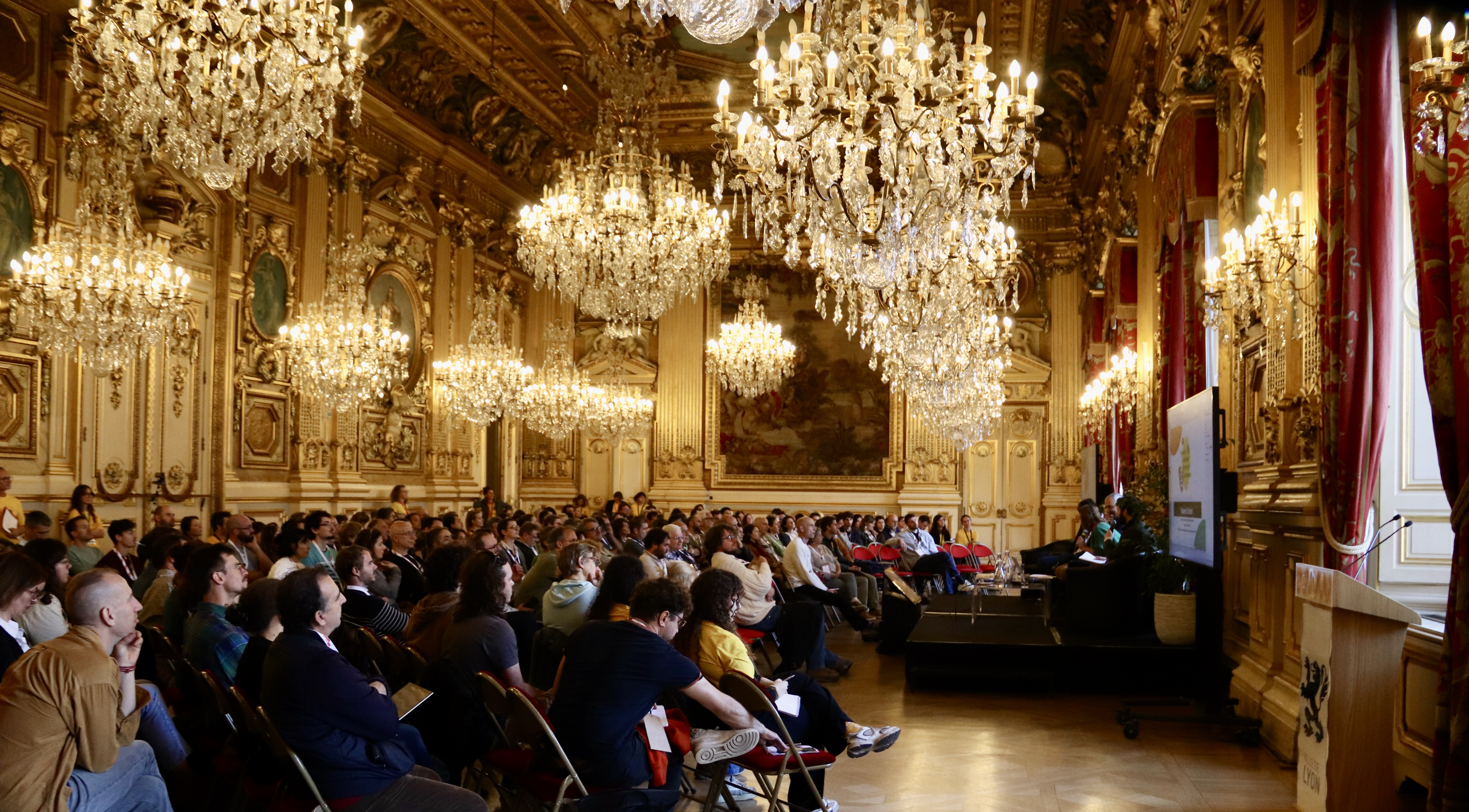 Rencontres%20Pollinisateurs%202025%20Salle%20Table%20ronde_Alexandre%20Turpain_CC%20BY%20NC%20SA%204.0
